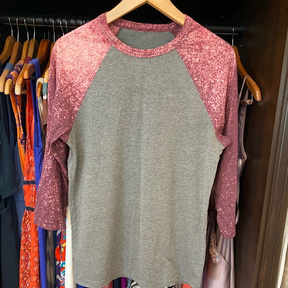 Grey and acid wash sleeve, baseball tee, no size, (m?)measurement in picture.